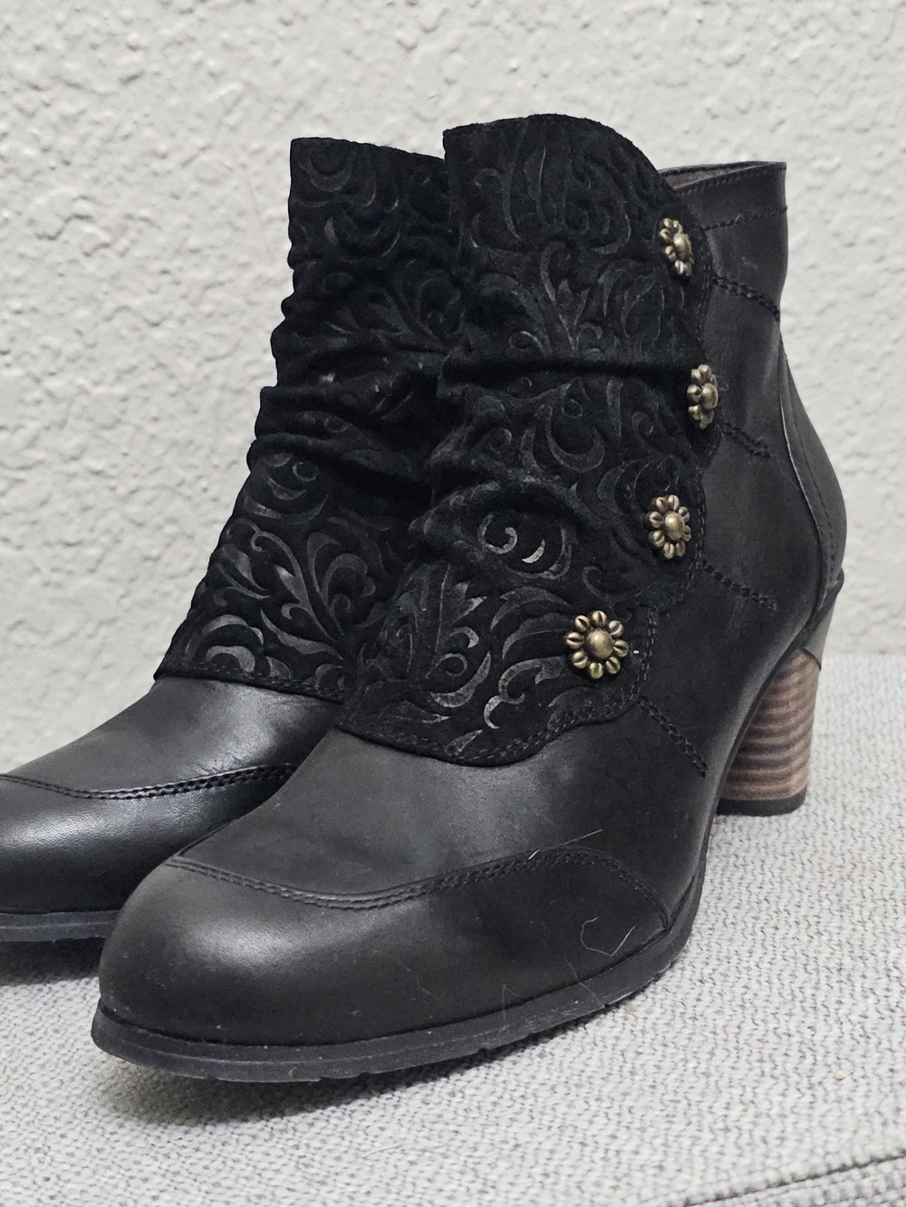 L'Artiste Belgard Black Leather Embossed Floral Ankle Boots - Picture 8 of 11